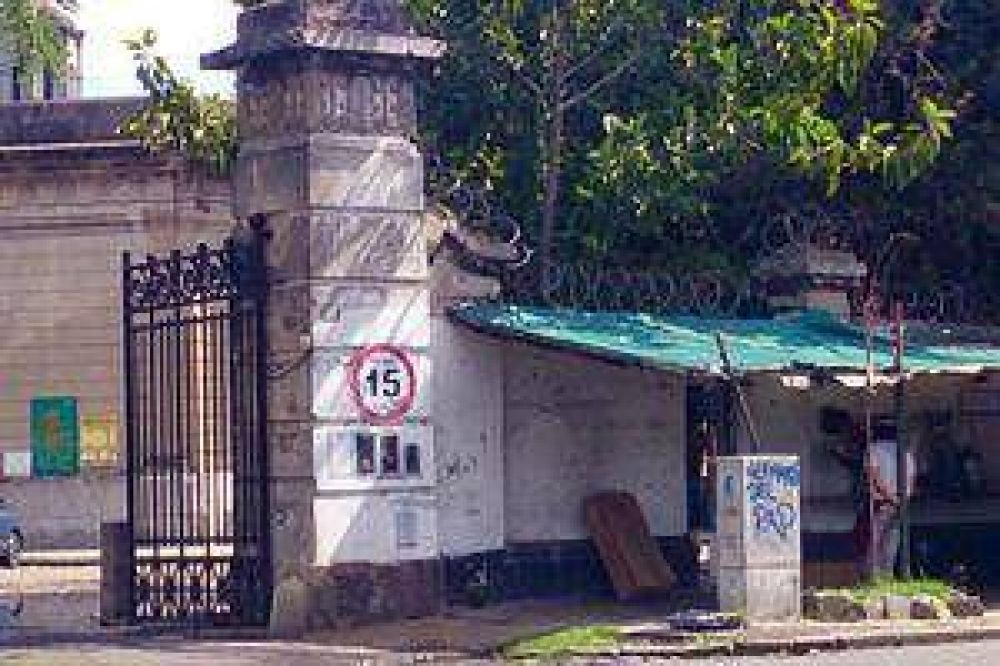 Por robos, alambran muros en los cementerios de Chacarita y Flores