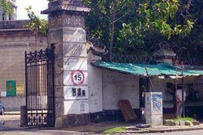 Por robos, alambran muros en los cementerios de Chacarita y Flores