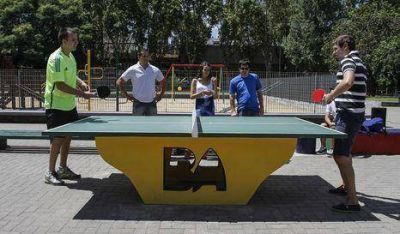 Ponen mesas de ping pong en plazas de Palermo