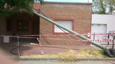 Un poste de Telef�nica cay� sobre el techo de una casa