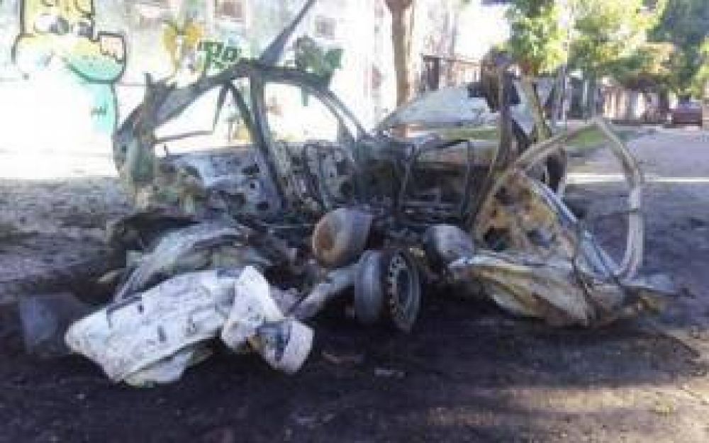 De no acabar: Nuevo ataque de quemacoches en La Plata