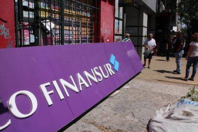 Se vino abajo enorme cartel en un banco c�ntrico: tres heridos leves