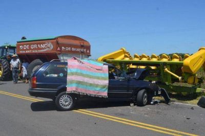 Una mujer fallecida y una ni�a herida tras chocar un auto con maquinaria agr�cola