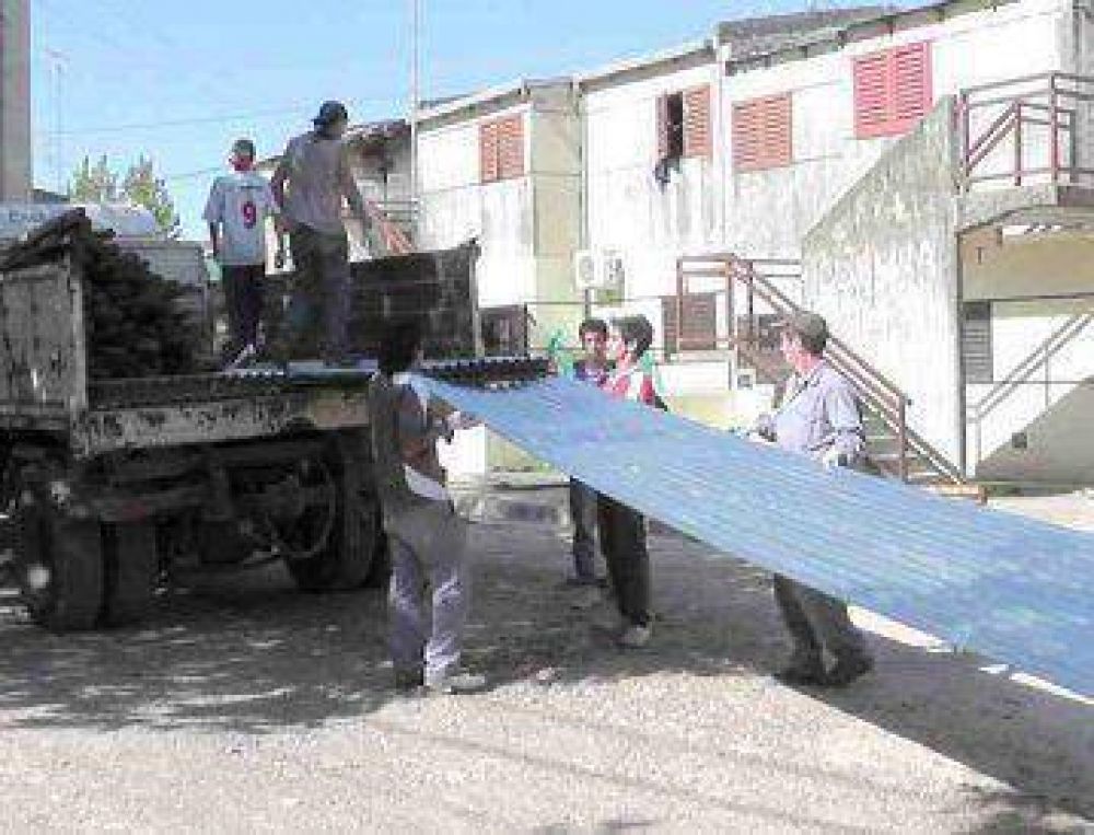 Entregaron chapas a familias afectadas por la tormenta