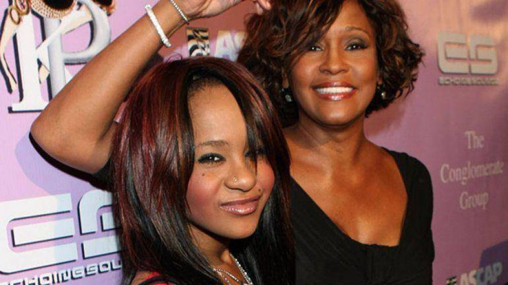 Milagro: la hija de Whitney Houston abri� los ojos, justo antes de que la desconectaran