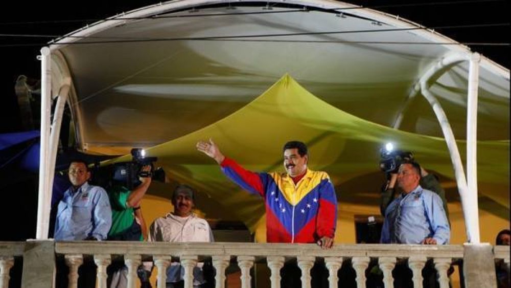 Maduro denuncia un golpe y arresta a militares en actividad