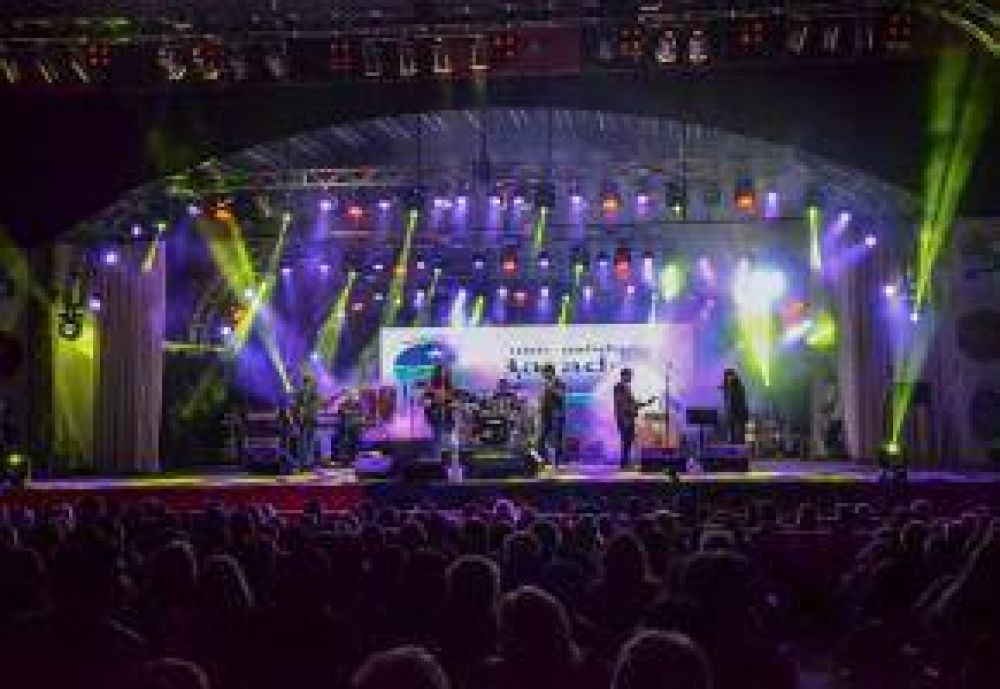 Baradero: �ltima jornada del Festival con Valeria Lynch y Raly Barrionuevo