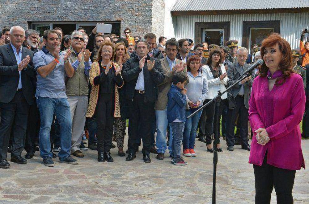 Cristina encabeza un acto en El Calafate y anuncia la inauguraci�n de obras