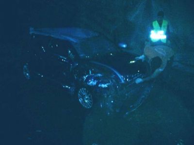 Un auto cay� y volc� dentro del canal Maldonado