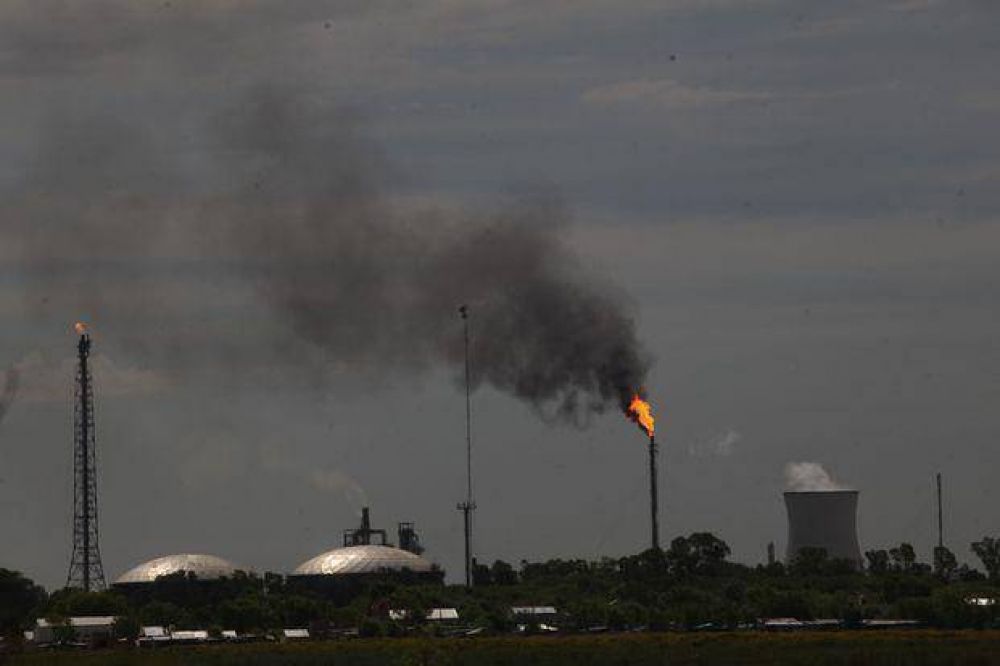 Temor en Berisso por volutas de humo negro en YPF