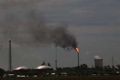 Temor en Berisso por volutas de humo negro en YPF