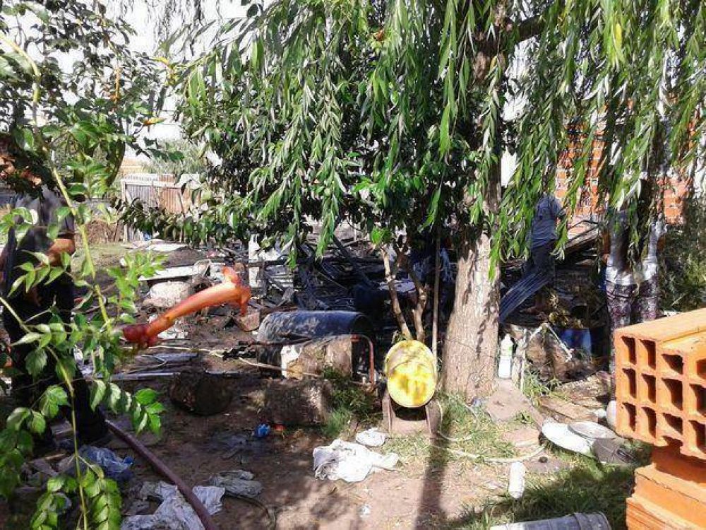 El fuego destruy� tres casas en 143, 70 y 71
