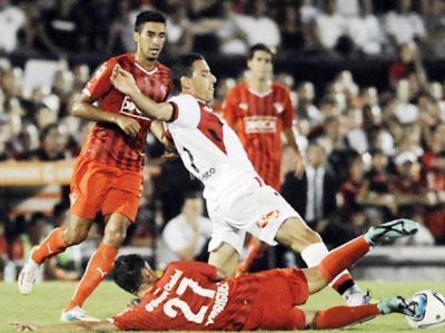 Newell's tuvo un debut para barajar y dar de nuevo: perdi� 3 a 2 con Independiente