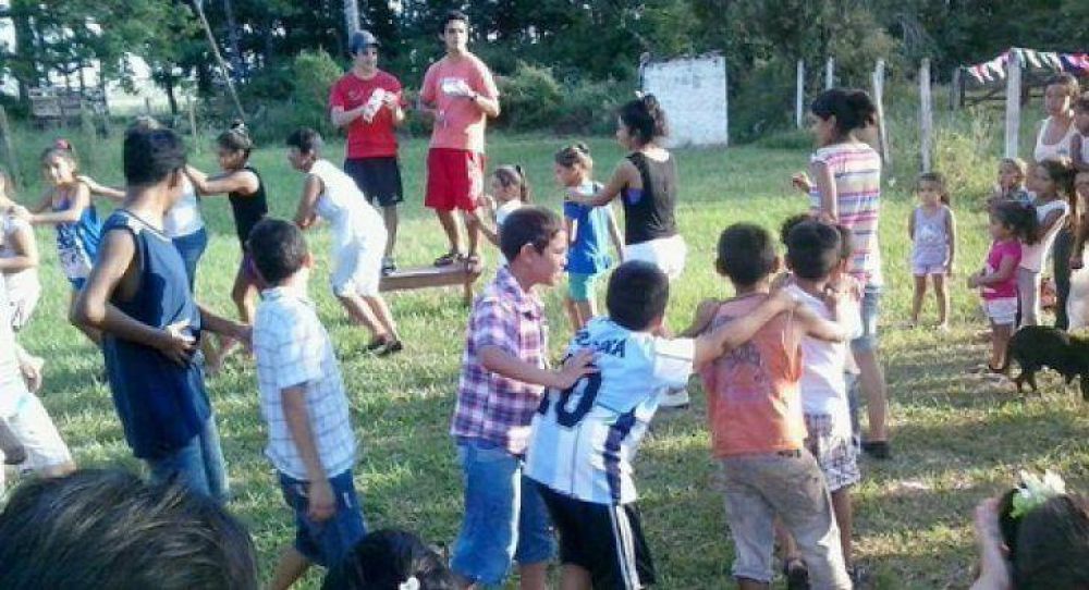 Recolectan �tiles escolares para escuelas inundadas