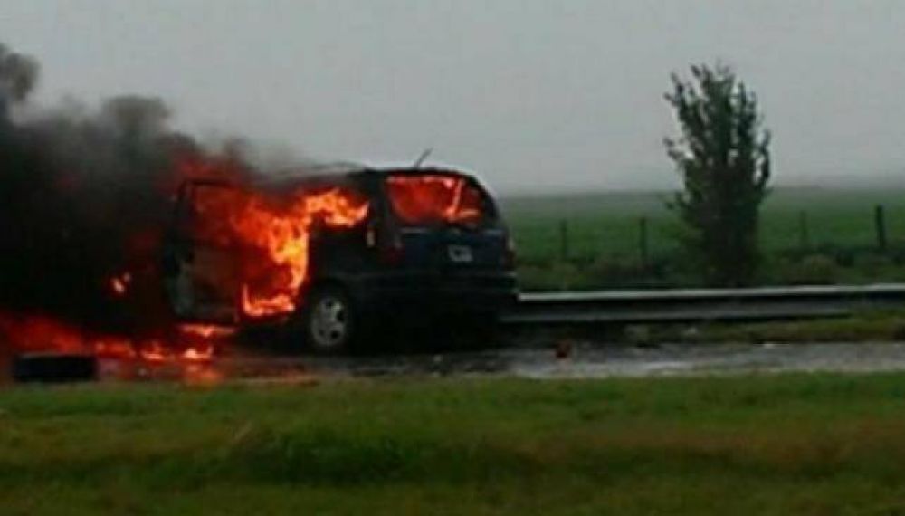 Tres fallecidos por un choque frontal en la autopista a Rosario