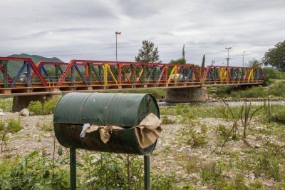 Basura y falta de ba�os, un problema en los r�os