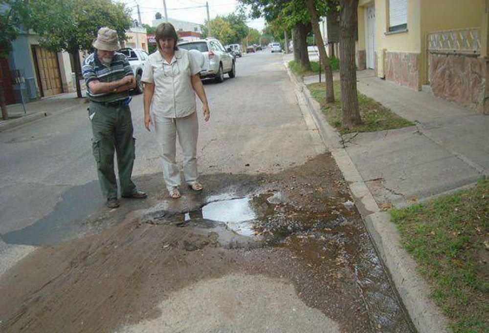 P�rdidas de agua: denuncian mala calidad de los arreglos