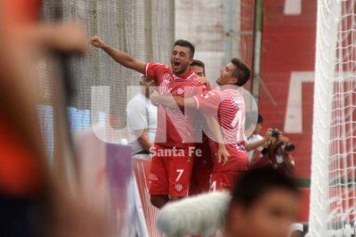 En una gran presentaci�n, Uni�n derrot� 1 a 0 a Hurac�n en el 15 de Abril en su regreso a Primera