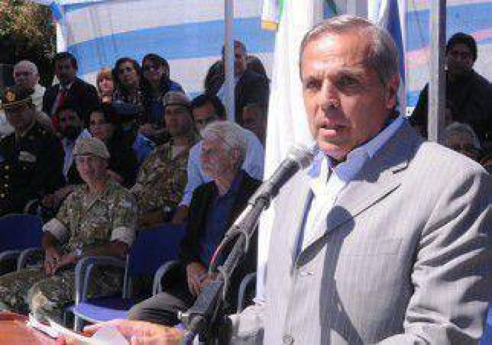 Sapag le apunt� a Pechi Quiroga por las tomas 
