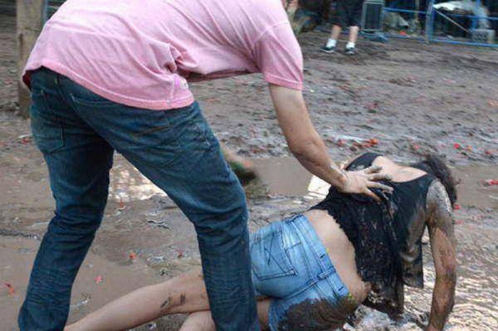 Los santiague�os se suman a los festejos de carnaval en los barrios y en las pistas de bailes