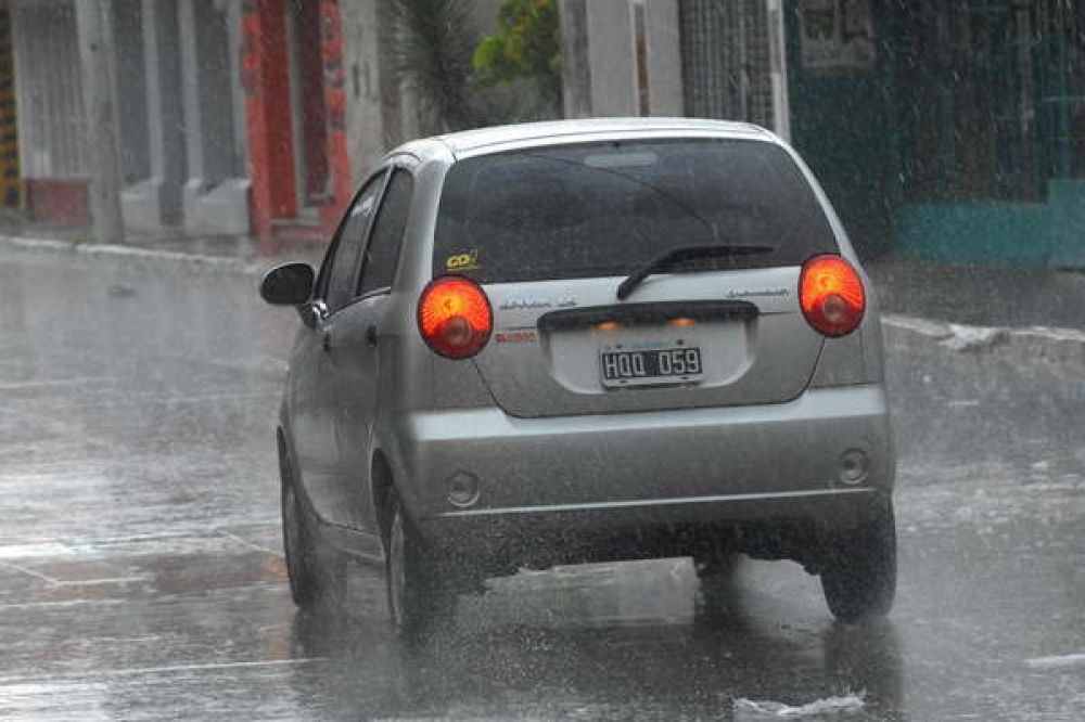 Por las lluvias, la temperatura descendi� 9� en la ciudad