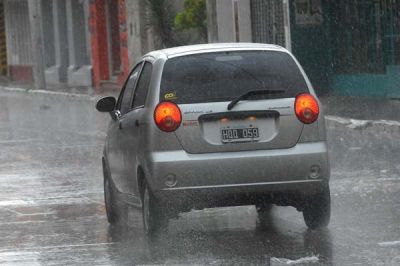 Por las lluvias, la temperatura descendi� 9� en la ciudad