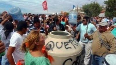 Marcha �conmemorativa� por el agua y posible pedido de fondos a De Vido por obras para Caleta Olivia