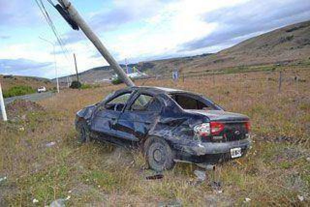 Volc� y termin� contra un poste