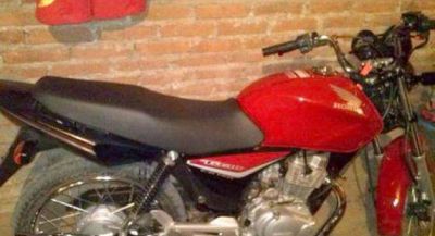 Vestidos de polic�as y a punta de pistola roban una moto