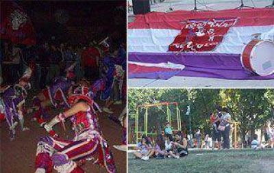 Fiesta, color y murga en Escalada, un barrio carnavalero