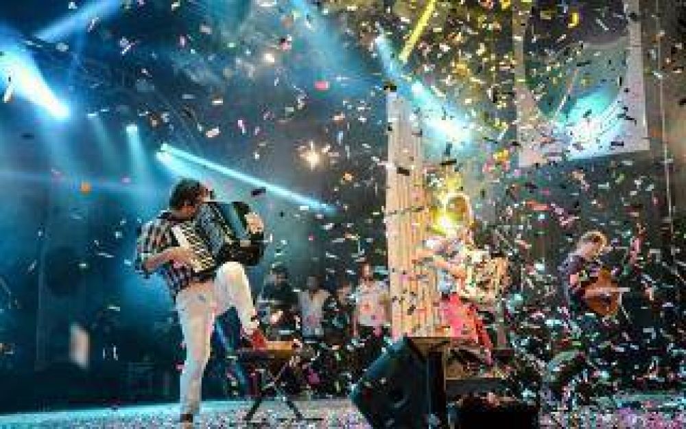 Ante una multitud, Valeria Lynch cerr� el Festival de Baradero