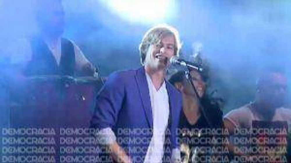 Carlos Baute cautiv� al p�blico en el Carnaval de Lincoln 2015