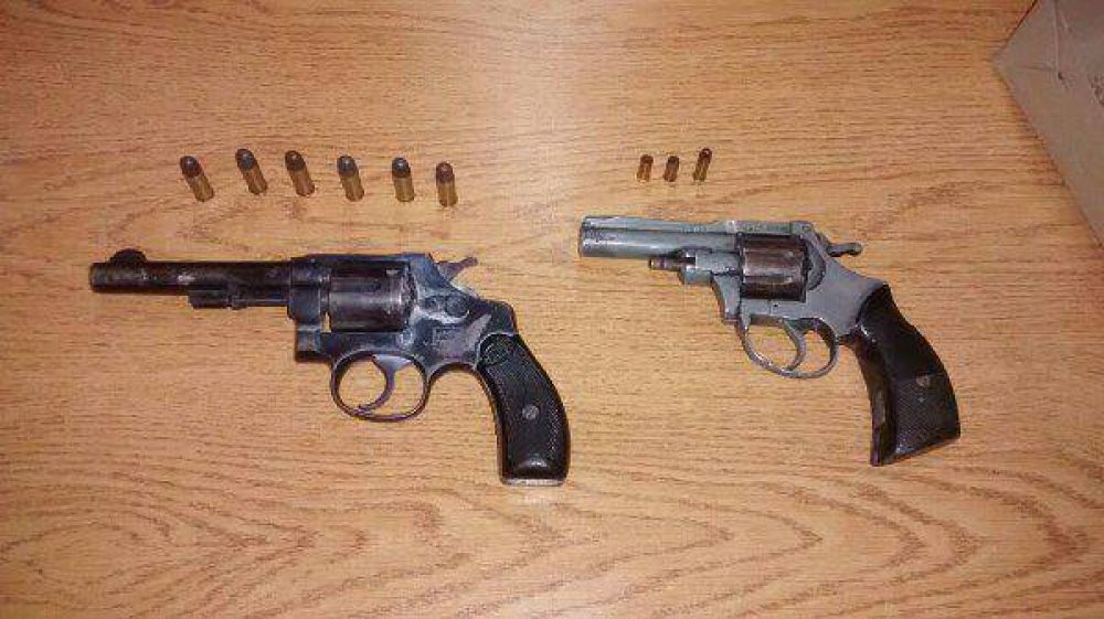 Detienen a j�venes con armas: uno de ellos intent� disparar contra un polic�a