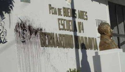 Repudian las pintadas en la Escuela N� 4