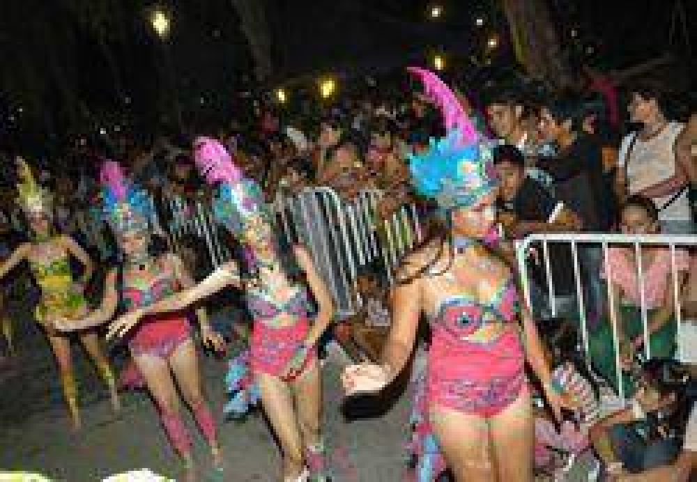Ante miles de turistas, comenz� el Carnaval Federal de la Alegr�a en Las Termas
