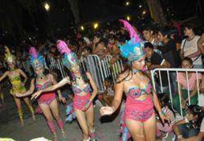 Ante miles de turistas, comenz� el Carnaval Federal de la Alegr�a en Las Termas