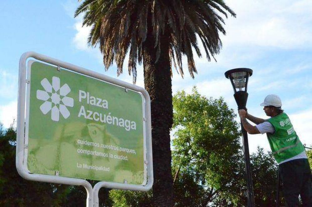 En plaza Azcu�naga ya instalan m�s de 70 farolas nuevas