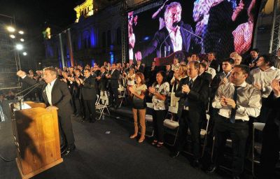 Urribarri define sucesor en Entre R�os mientras busca aire para su alica�da campa�a nacional 