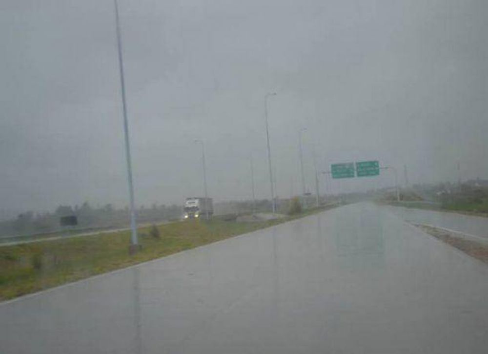 Por las lluvias hubo dos cortes de ruta en la provincia y al menos dos accidentes