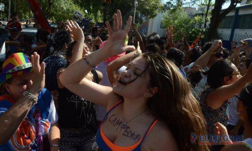Sapucay arras� en la avenida y el anfiteatro y se consagr� campeona por m�s de 80 puntos