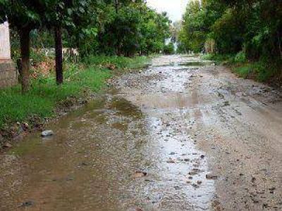 Fuertes lluvias en el oeste de la provincia volvieron a cortar rutas y puentes