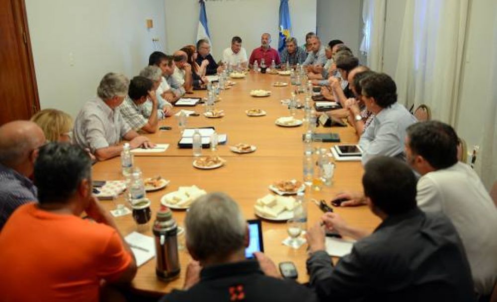 Buzzi y su gabinete eval�an las negociaciones salariales