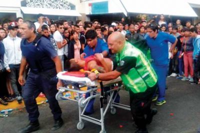Pese al buen operativo policial, un joven result� apu�alado en el medio del desfile de murgas