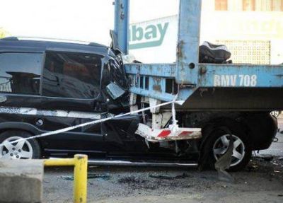 CUATRO HERIDOS, UNO DE GRAVEDAD, AL CHOCAR UN AUTO CONTRA UN CAMI�N