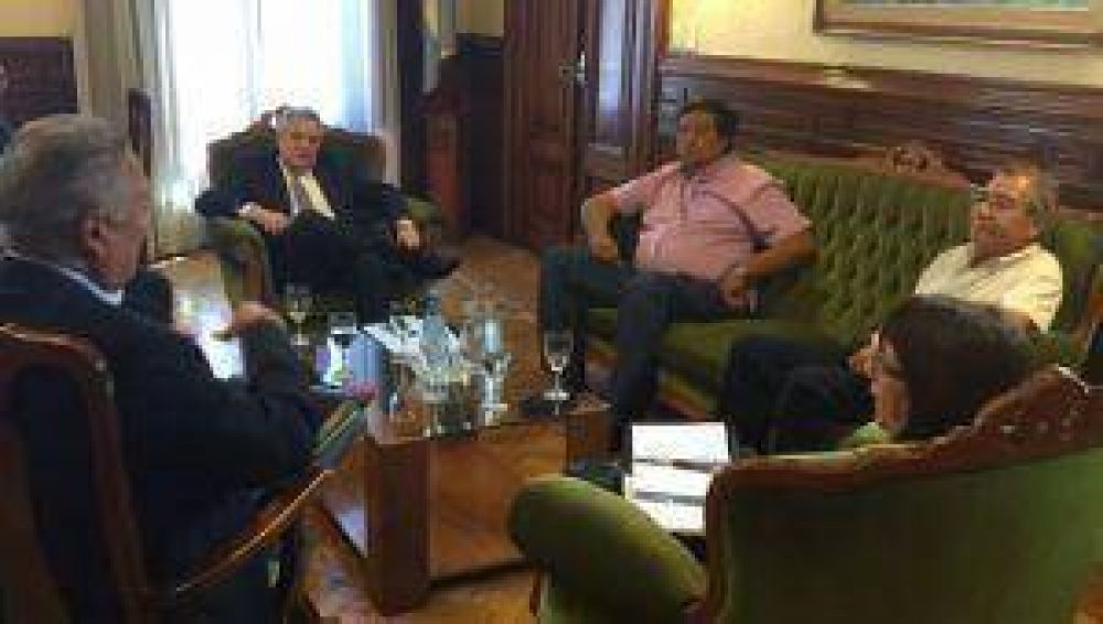 El Ejecutivo vuelve a reunirse con los docentes para consensuar salarios 
