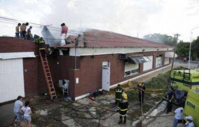 Un incendio en un supermercado en Villa Aguirre provoc� grandes p�rdidas edilicias y de mercader�a