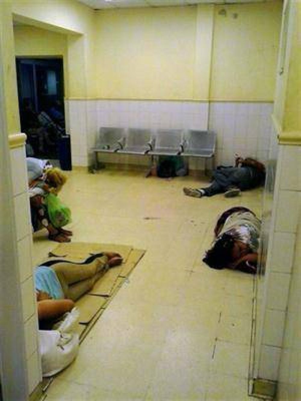 La guardia del hospital Ramos Mej�a, refugio de personas sin techo