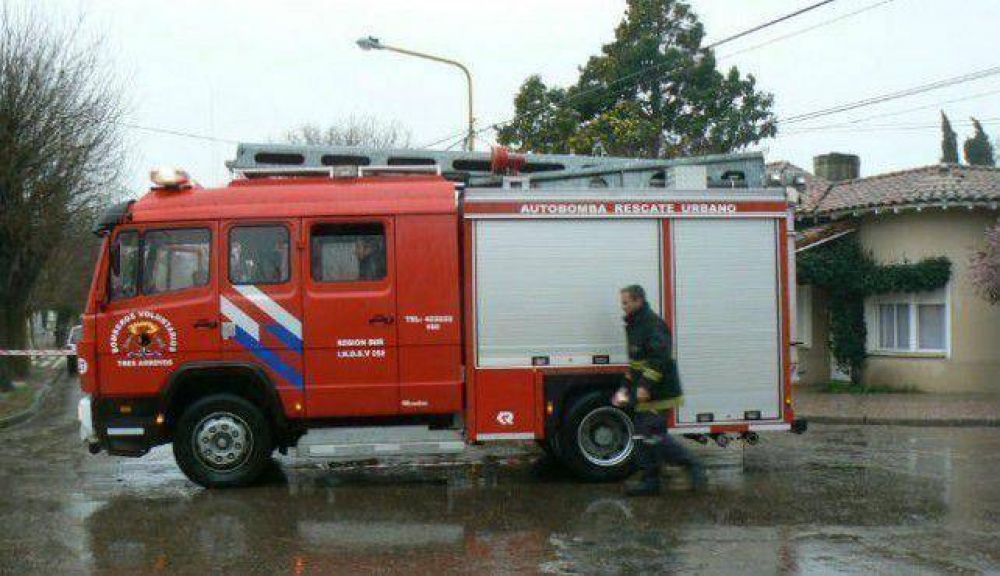Bomberos intervinieron anoche en un incendio y canaletas tapadas 