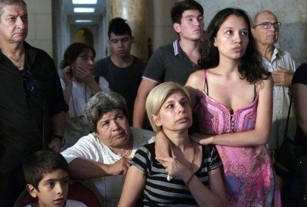 Caso �ngeles: rodeada de familiares, la mujer de Mangeri sigue el juicio en los pasillos de Tribunales