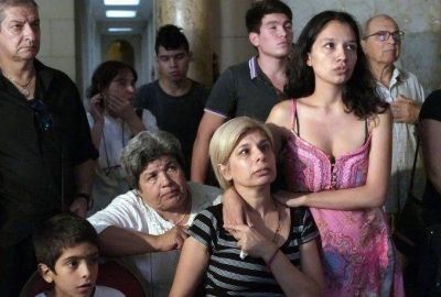 Caso �ngeles: rodeada de familiares, la mujer de Mangeri sigue el juicio en los pasillos de Tribunales